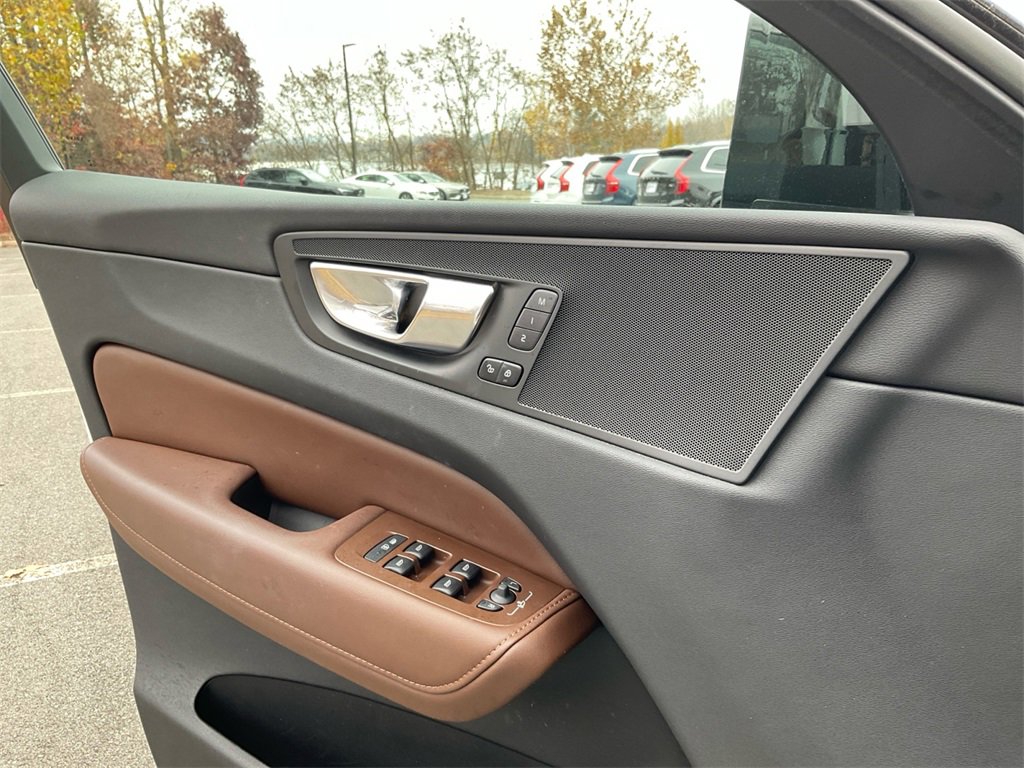 Certified 2023 Volvo XC60 B5 Plus w/ Climate Package image 18