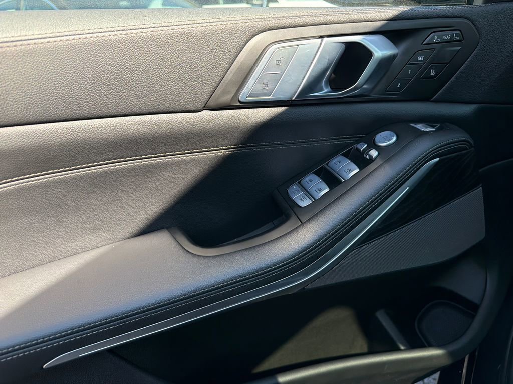 Used 2022 BMW X7 xDrive40i w/ Premium Package image 40