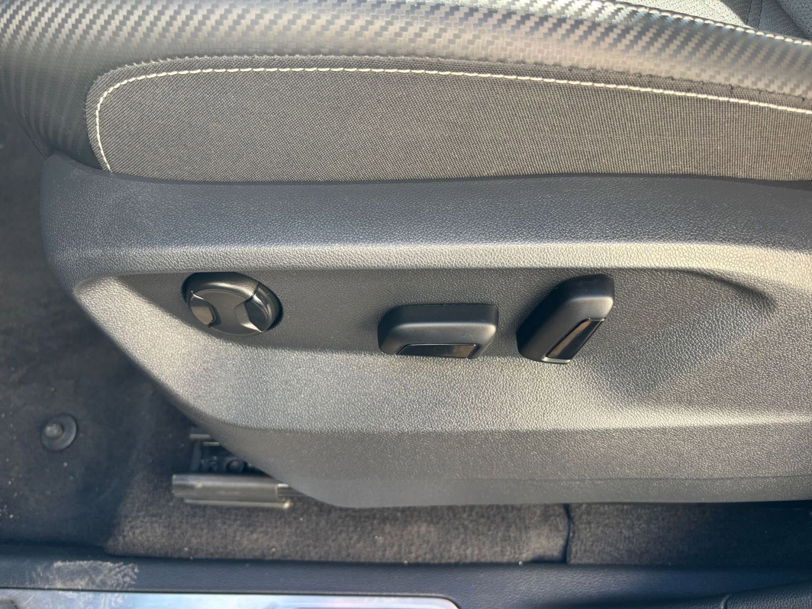 Used 2025 Volkswagen Atlas Cross Sport SE image 23