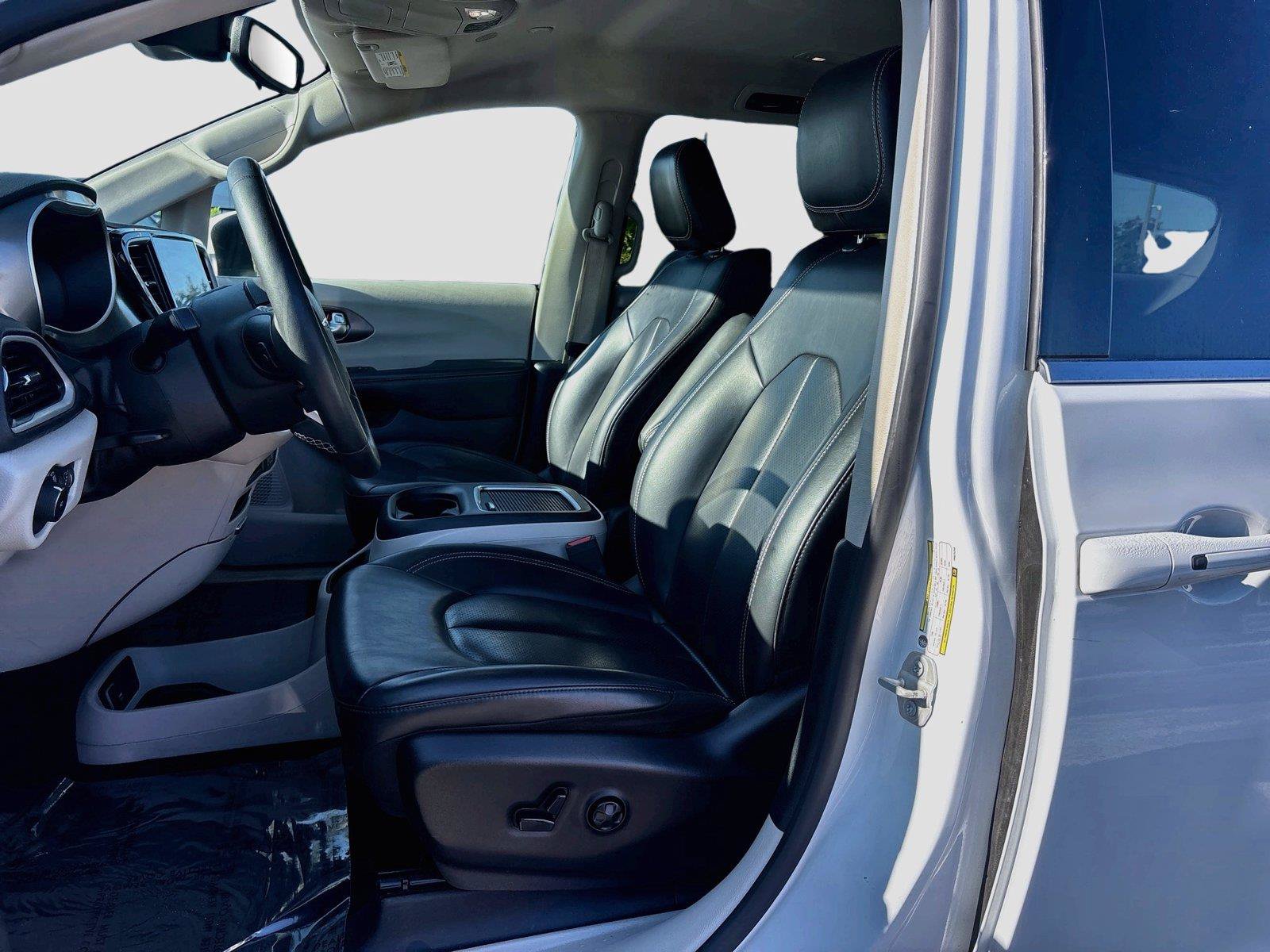 Used 2023 Chrysler Pacifica Touring-L FWD image 20