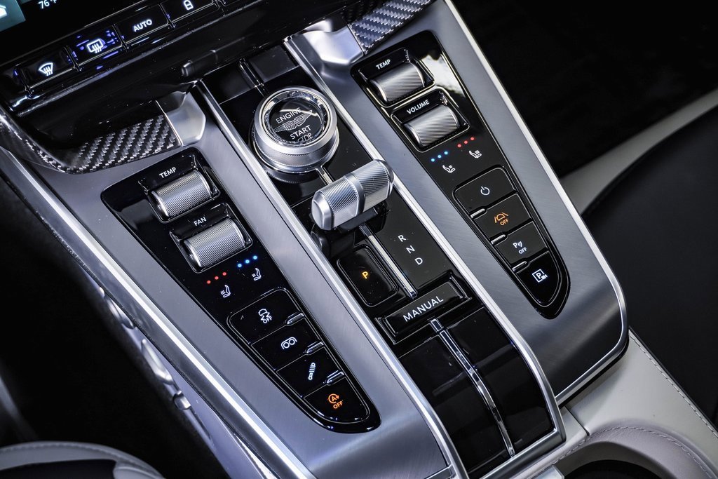 Used 2025 Aston Martin Vanquish image 32