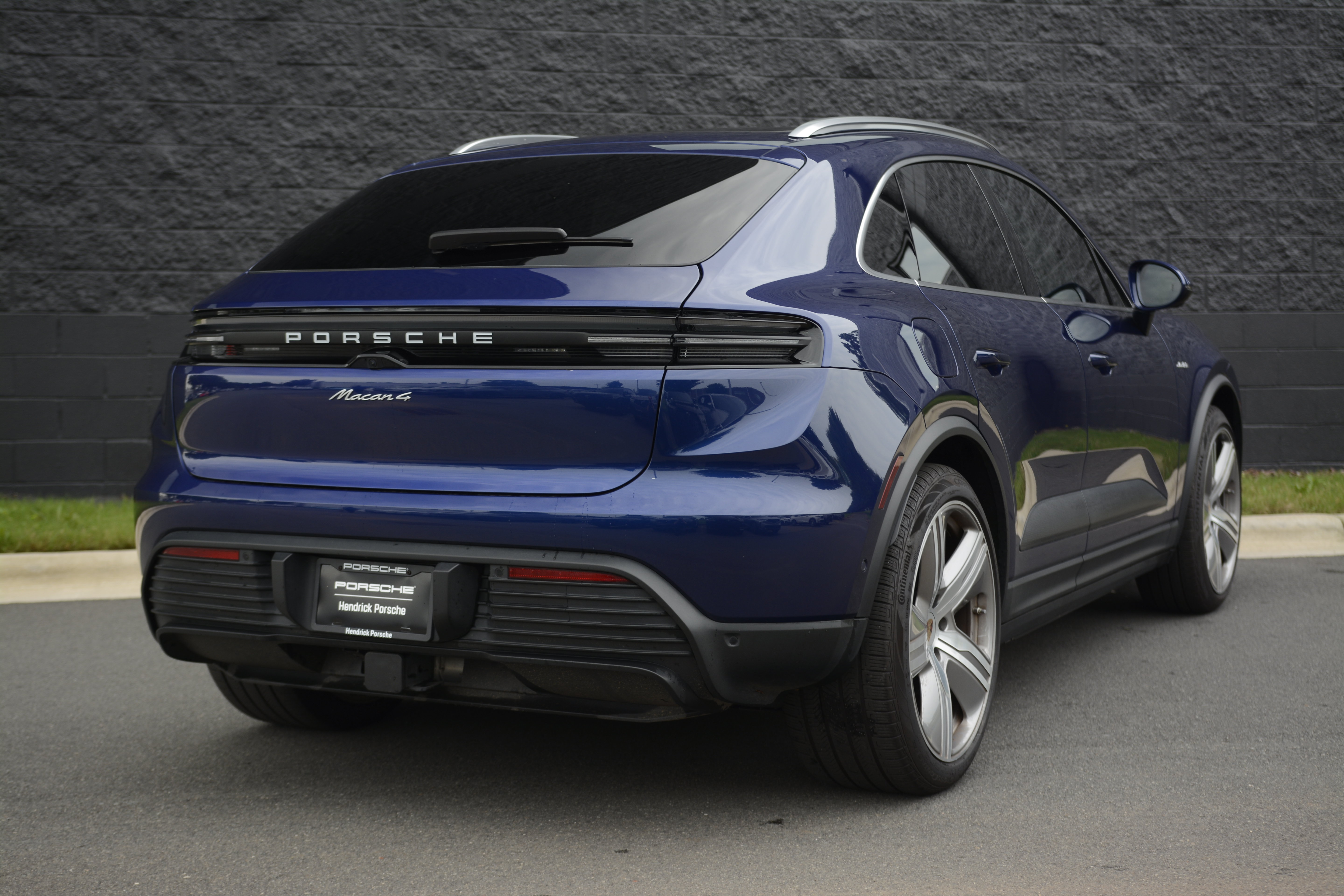 Certified 2024 Porsche Macan 4 Electric AWD/4WD image 7