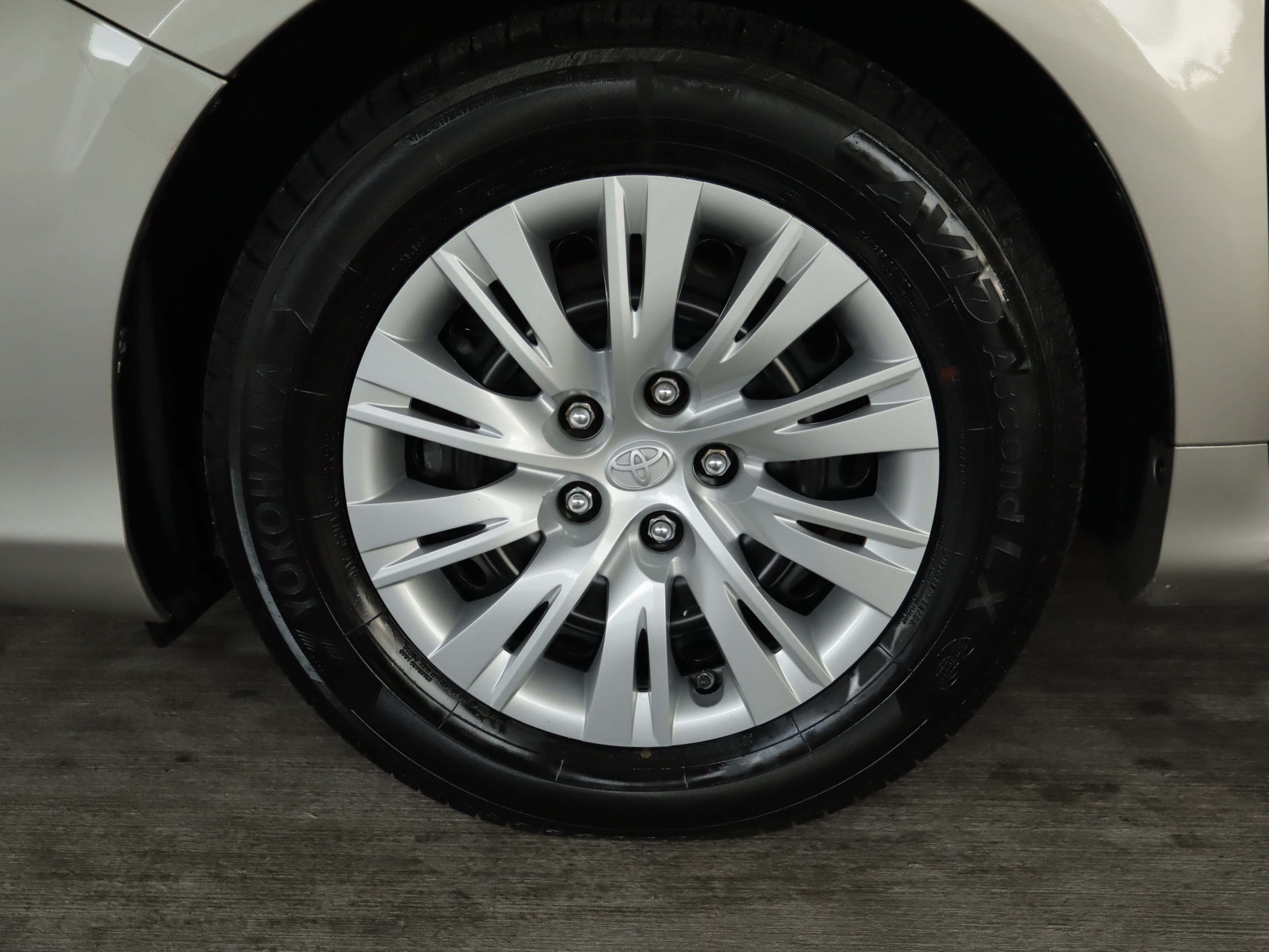 Used 2014 Toyota Camry FWD image 25