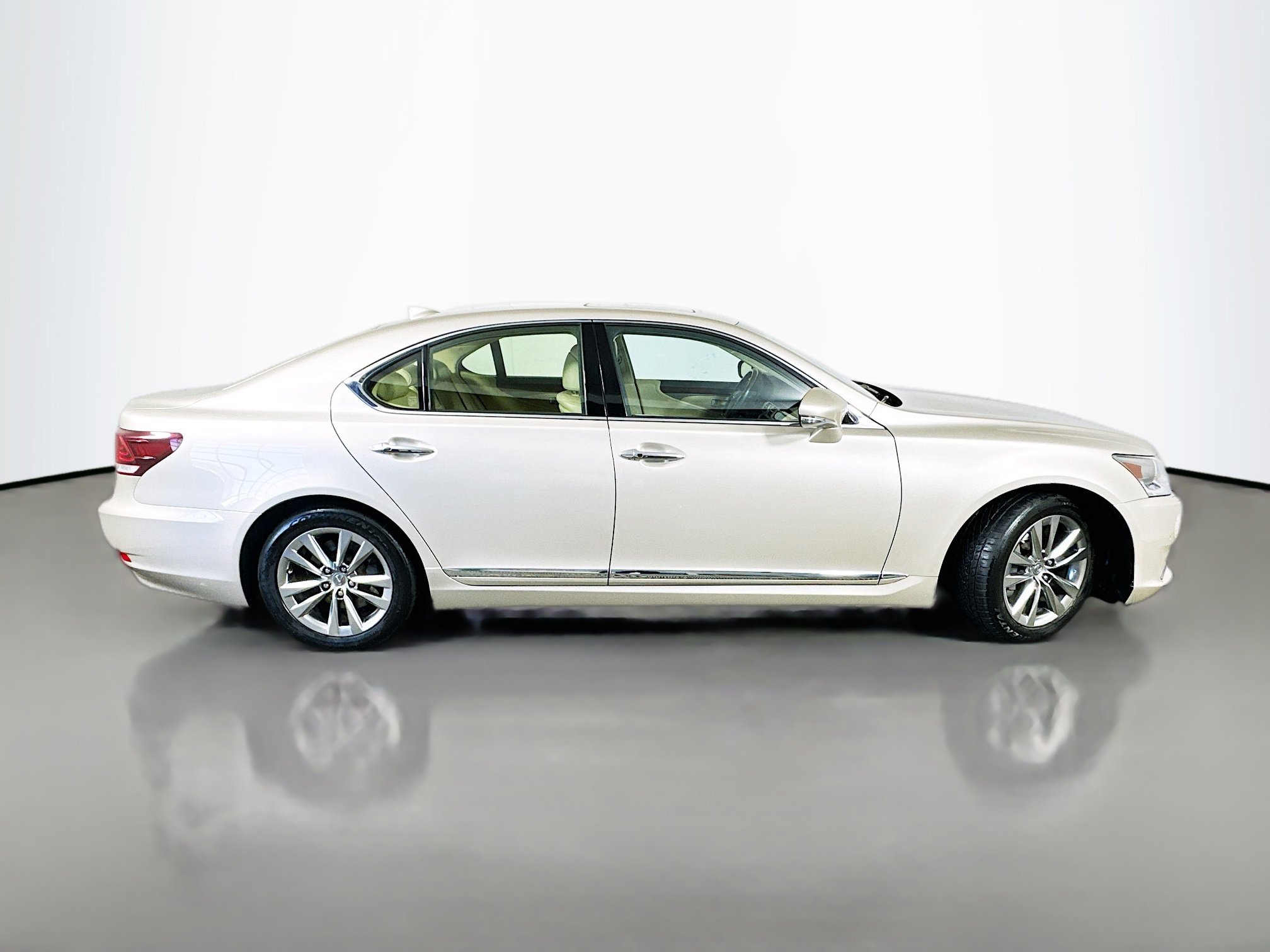 Used 2015 Lexus LS 460 AWD w/ Comfort Package image 8