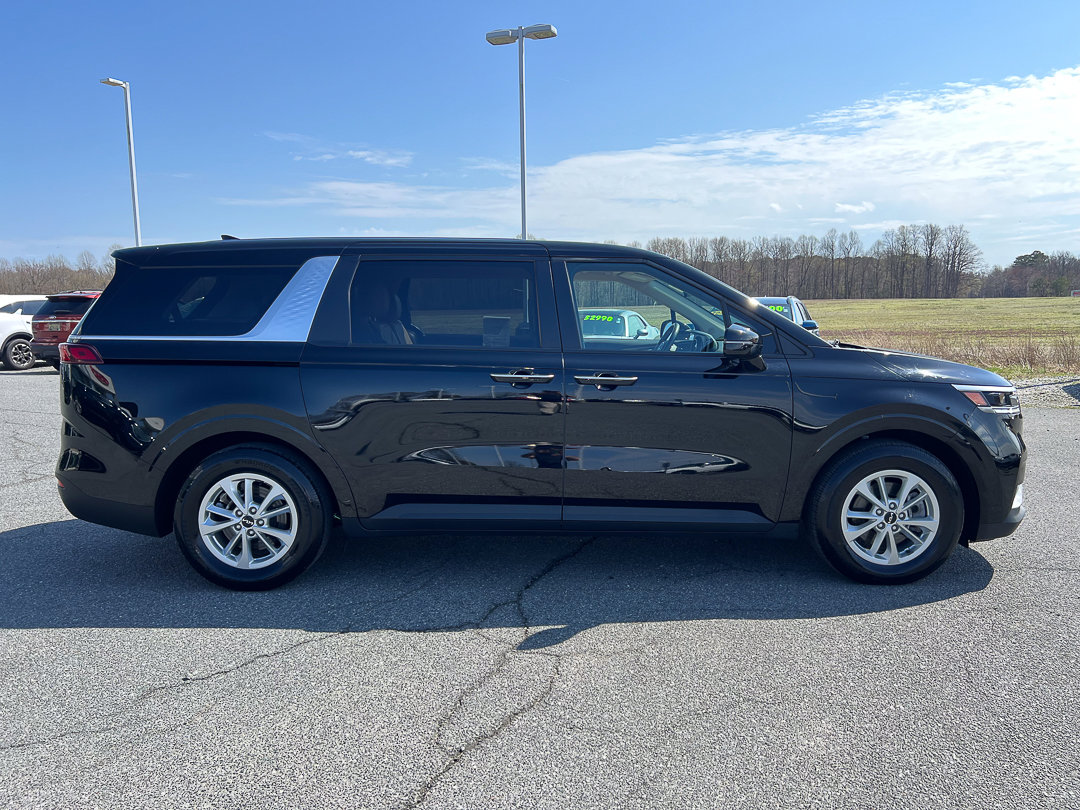 Used 2024 Kia Carnival LX image 11