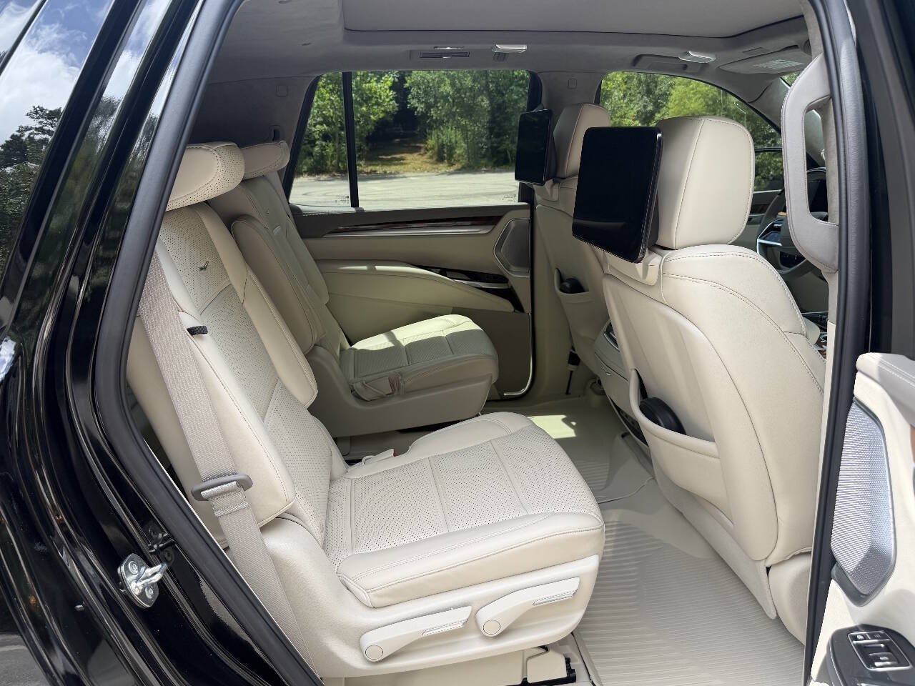 Used 2026 Cadillac Escalade Platinum Sport w/ LPO, ONYX Package AWD/4WD image 17