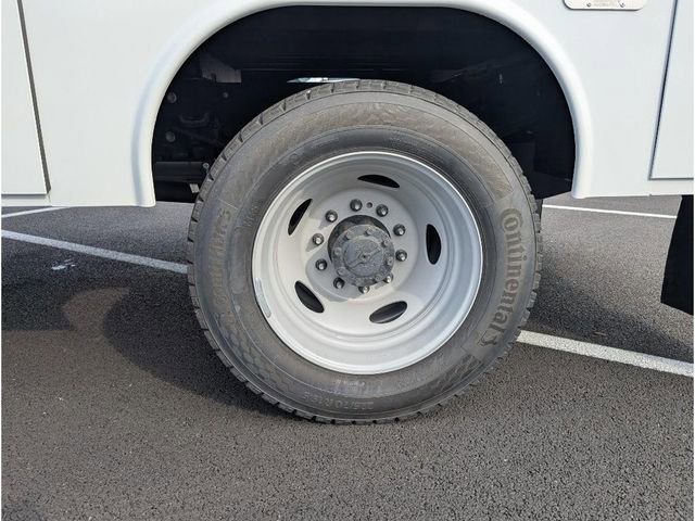 New 2025 Ford F550 4x4 Crew Cab image 28