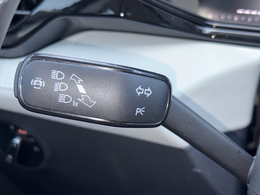 Certified 2025 Volkswagen Taos S FWD image 17