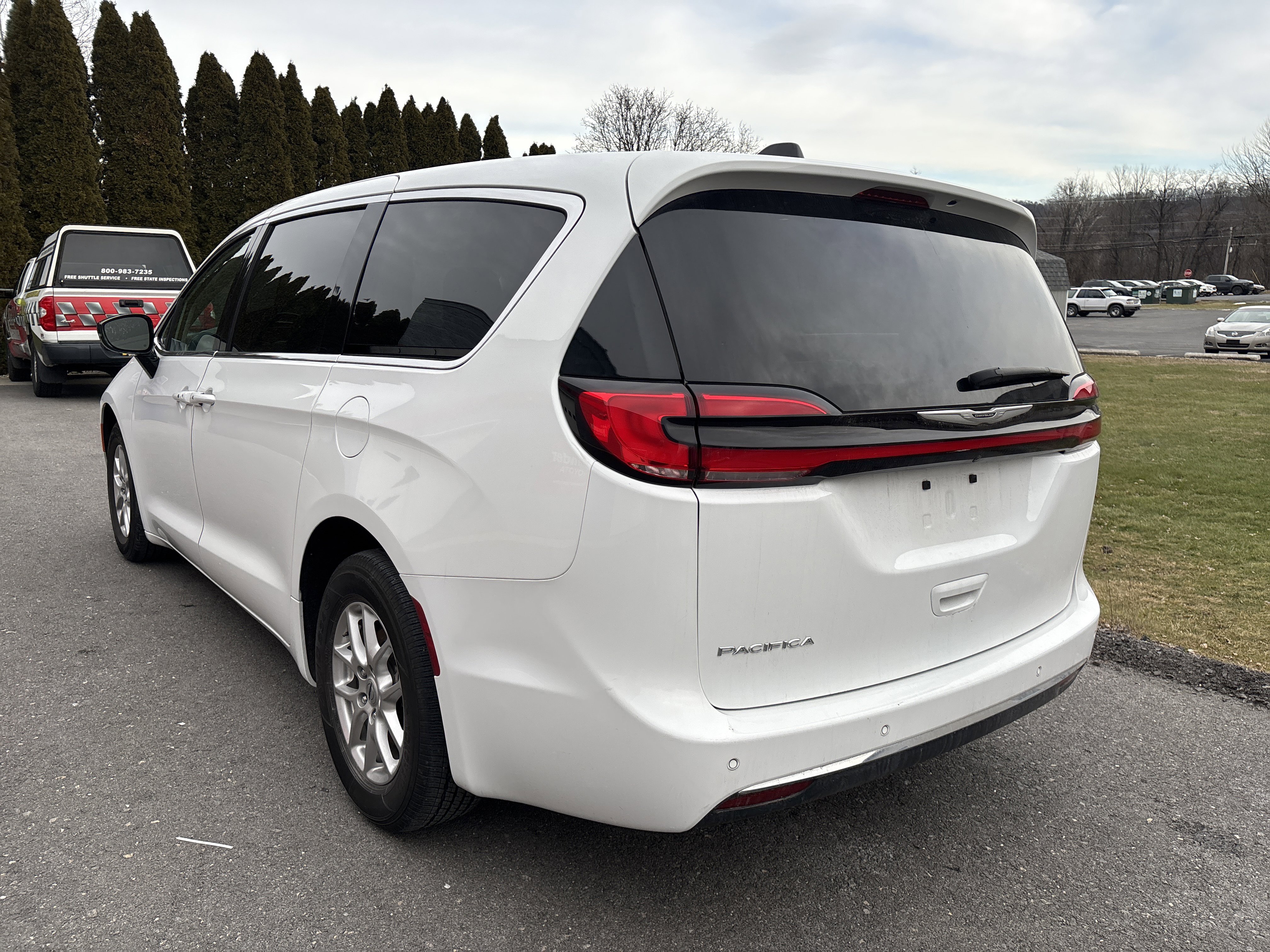 Used 2024 Chrysler Pacifica Touring-L image 6
