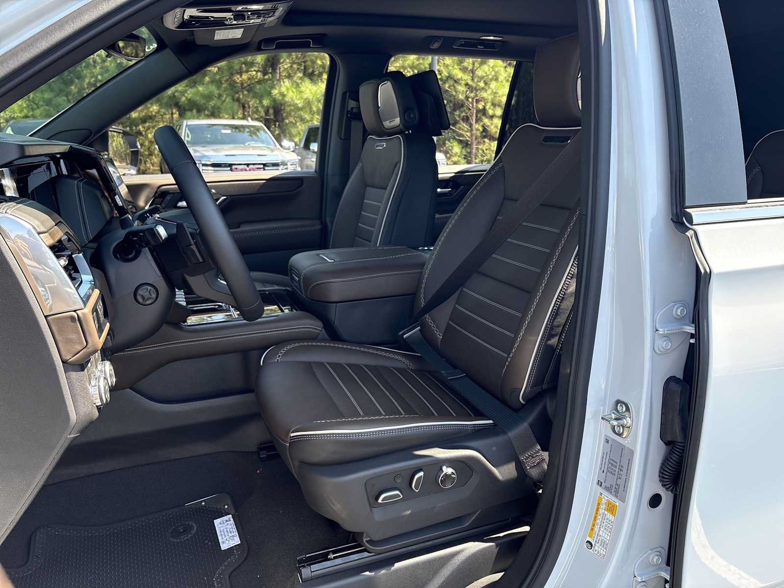 New 2026 GMC Yukon Denali Ultimate AWD/4WD image 16