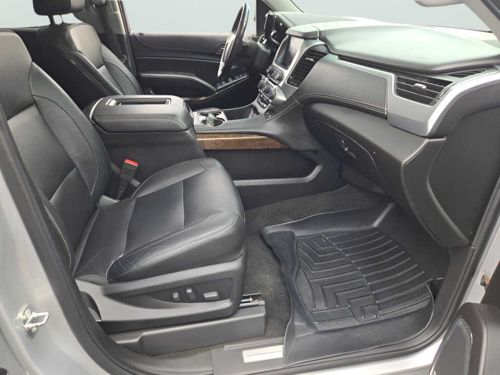 Used 2018 Chevrolet Suburban LT w/ Luxury Package AWD/4WD image 7