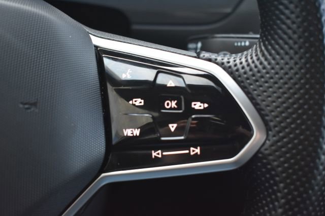 Used 2022 Volkswagen Tiguan SE R-Line image 26