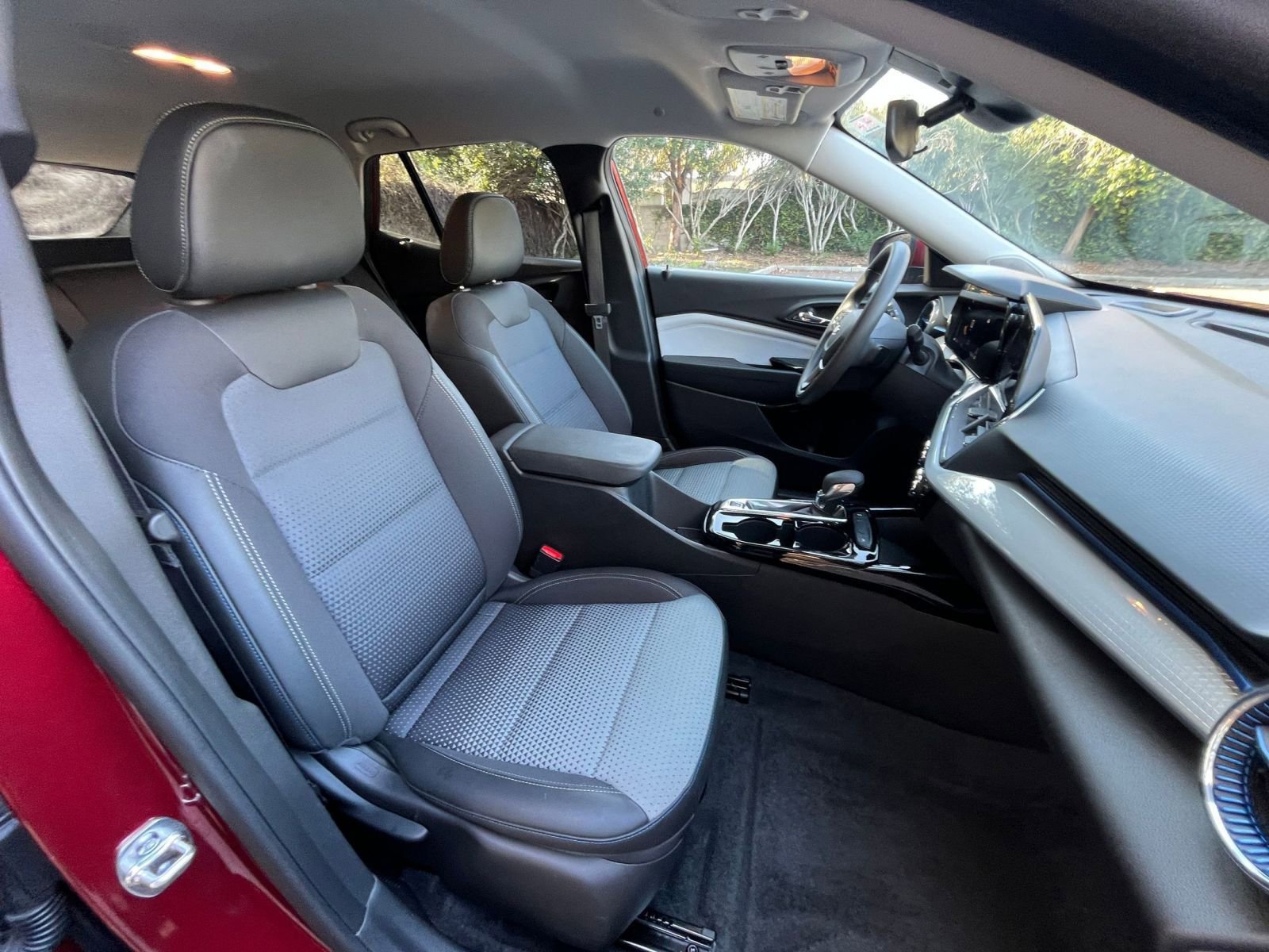 Used 2025 Chevrolet Trax LT image 34