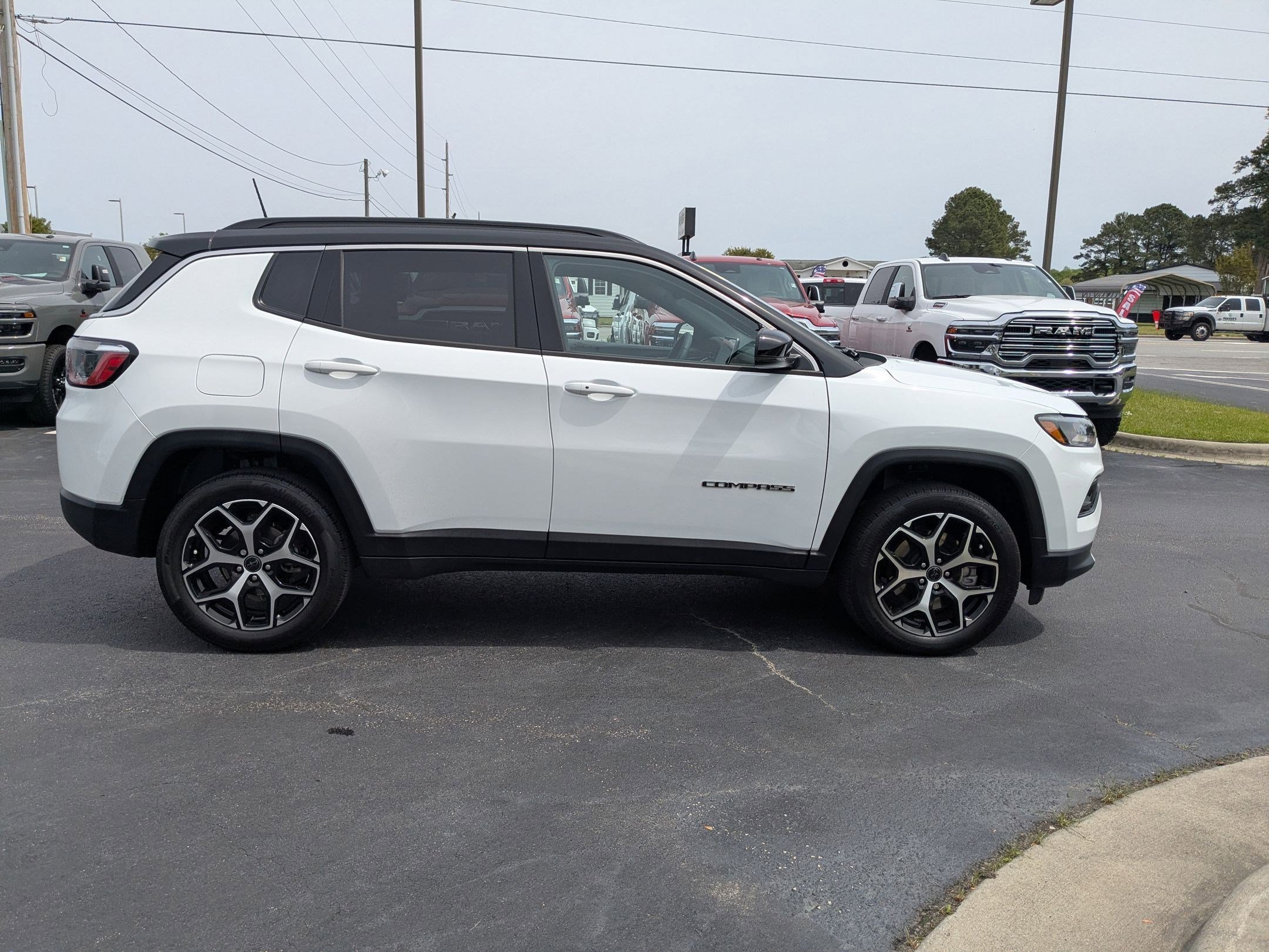 Used 2025 Jeep Compass Limited AWD/4WD image 4