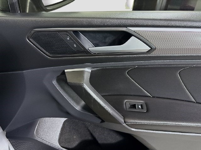 Used 2022 Volkswagen Tiguan SE R-Line FWD image 30