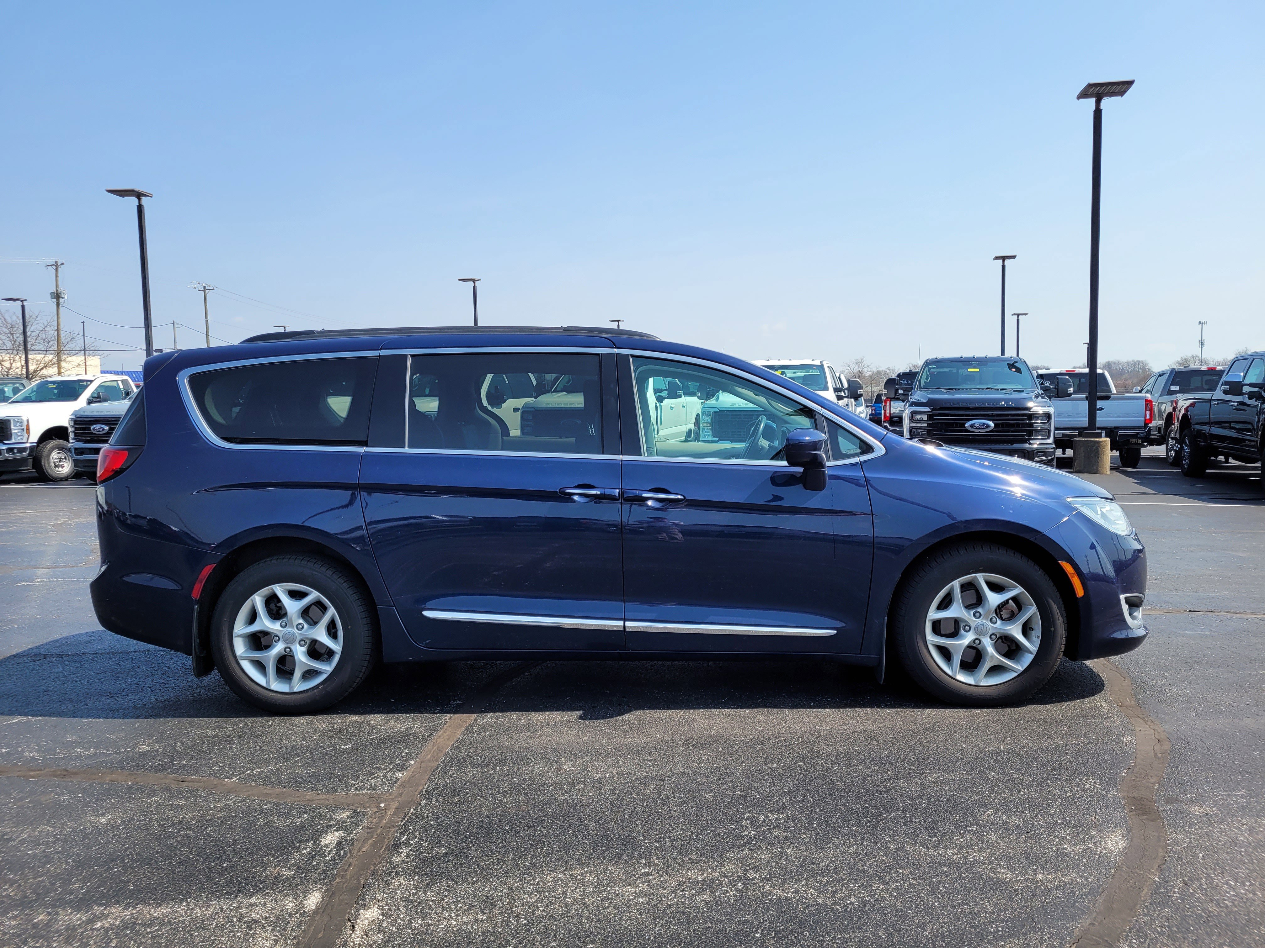 Used 2017 Chrysler Pacifica Touring-L w/ Tire & Wheel Group image 2