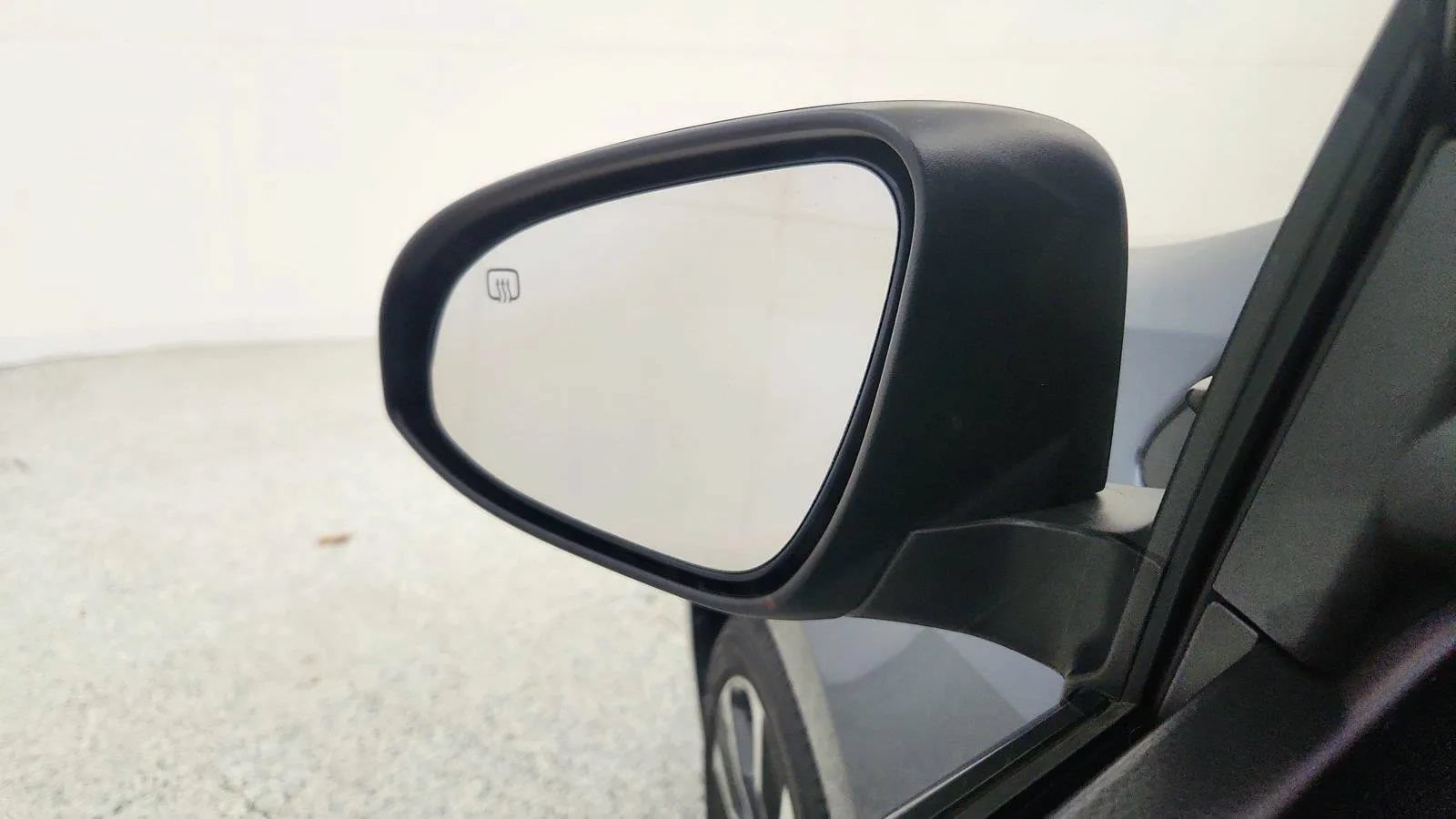 Used 2018 Toyota Corolla SE w/ SE Premium Package FWD image 16