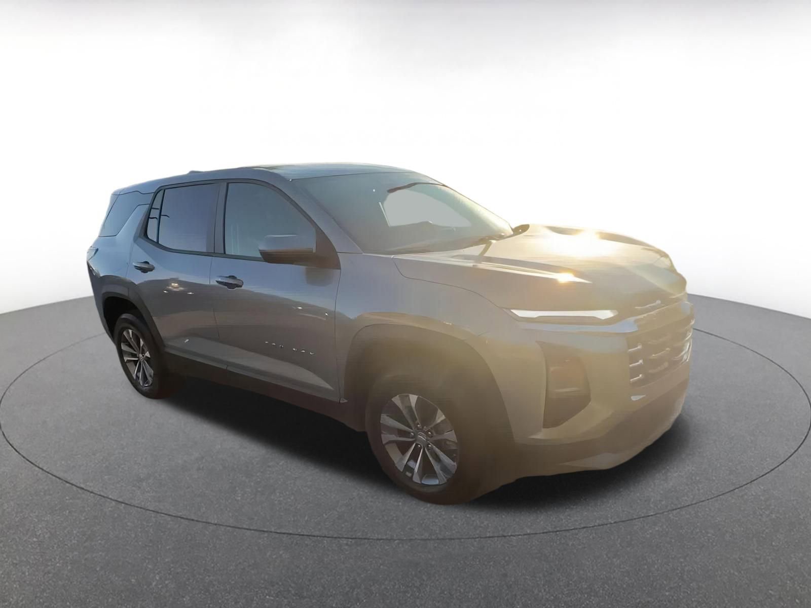 Used 2025 Chevrolet Equinox LT image 2