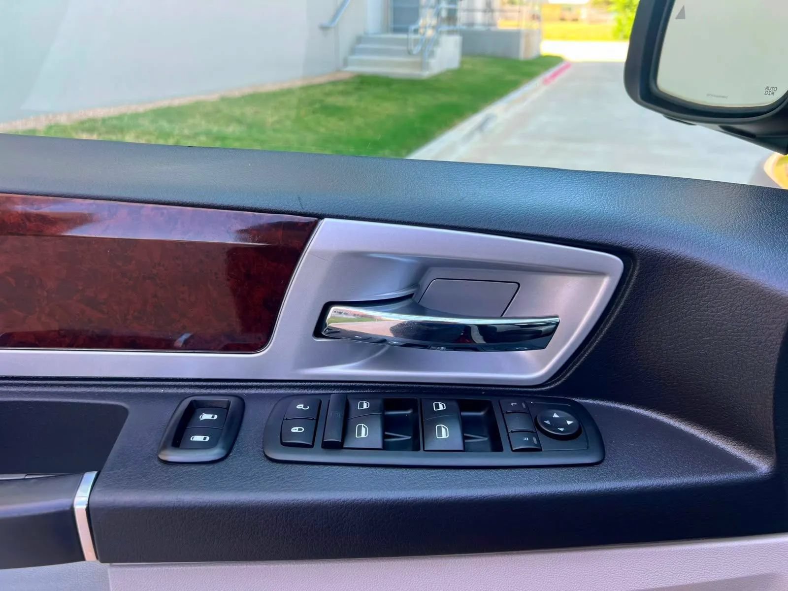 Used 2010 Chrysler Town & Country Touring Plus w/ Safetytec Group FWD image 21