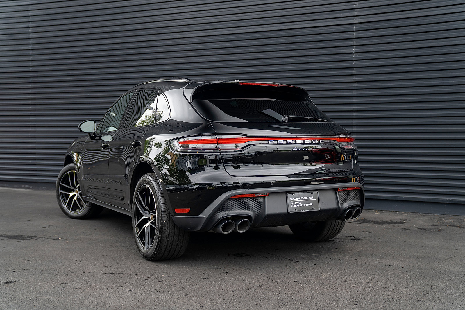 Certified 2025 Porsche Macan AWD/4WD image 3