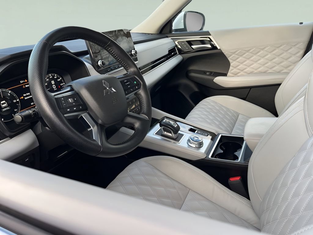 Used 2023 Mitsubishi Outlander SEL image 13