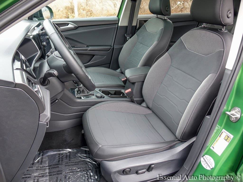 Used 2025 Volkswagen Taos SE image 9