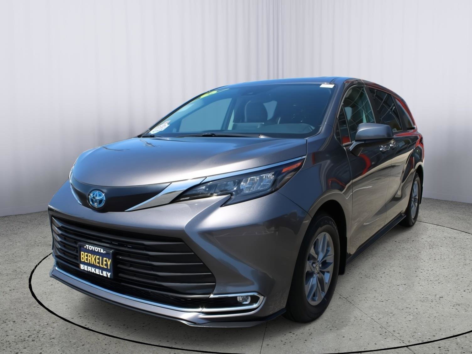 Used 2024 Toyota Sienna XLE AWD/4WD image 4