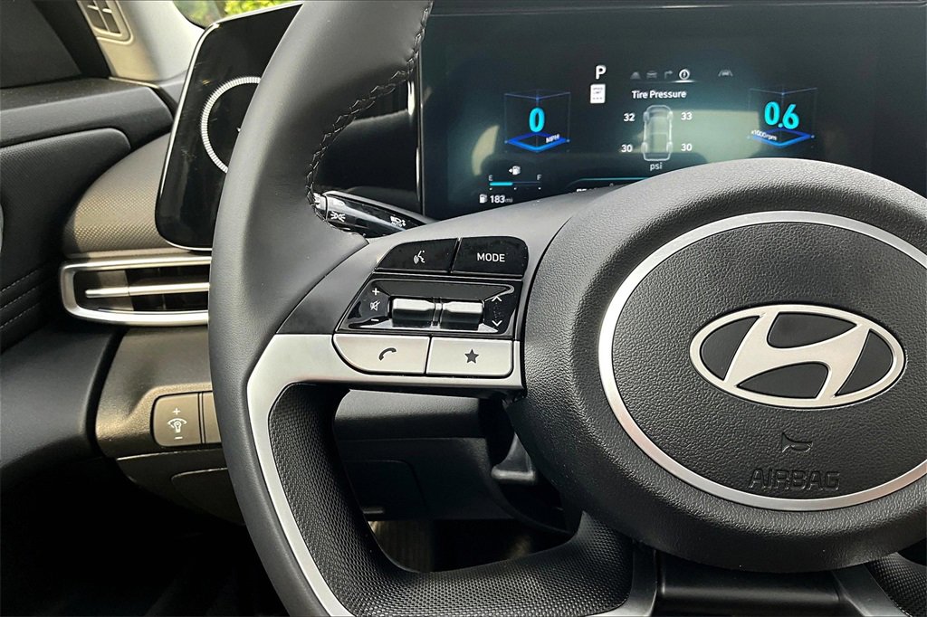 Certified 2025 Hyundai Elantra SEL image 18