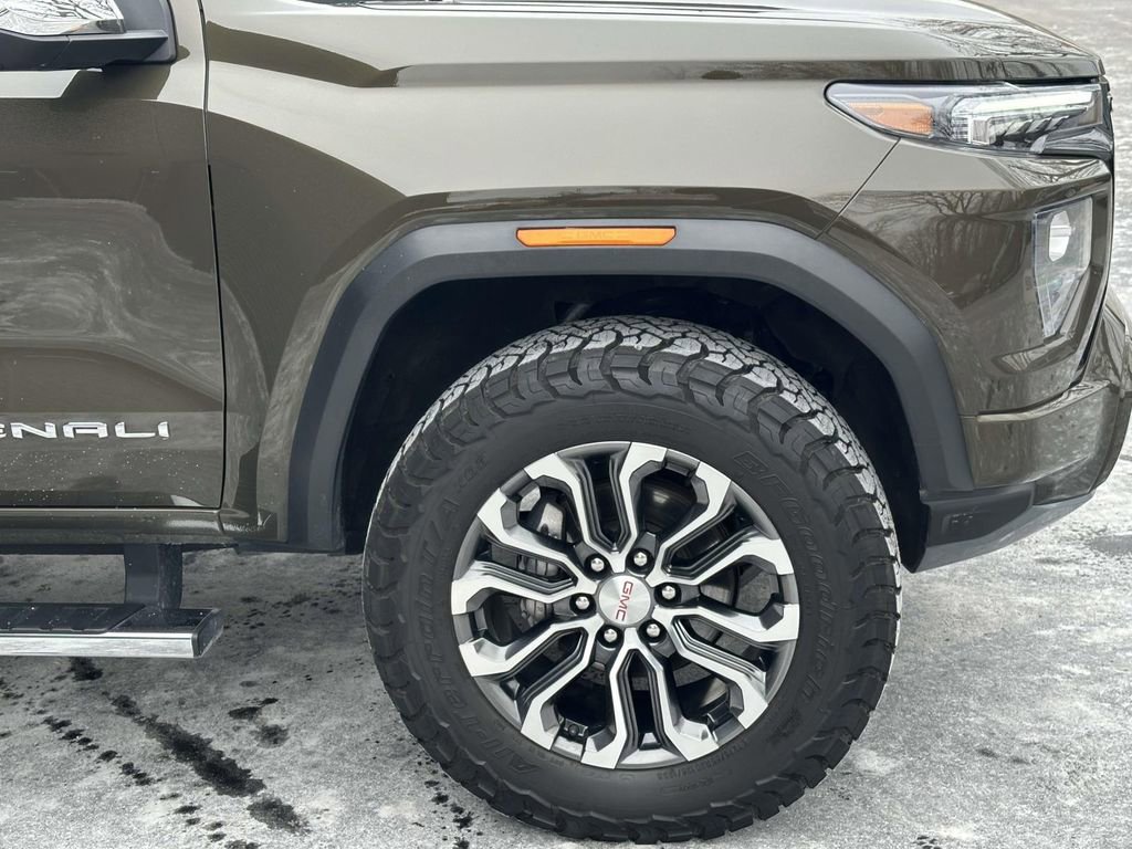 Used 2024 GMC Canyon Denali image 9