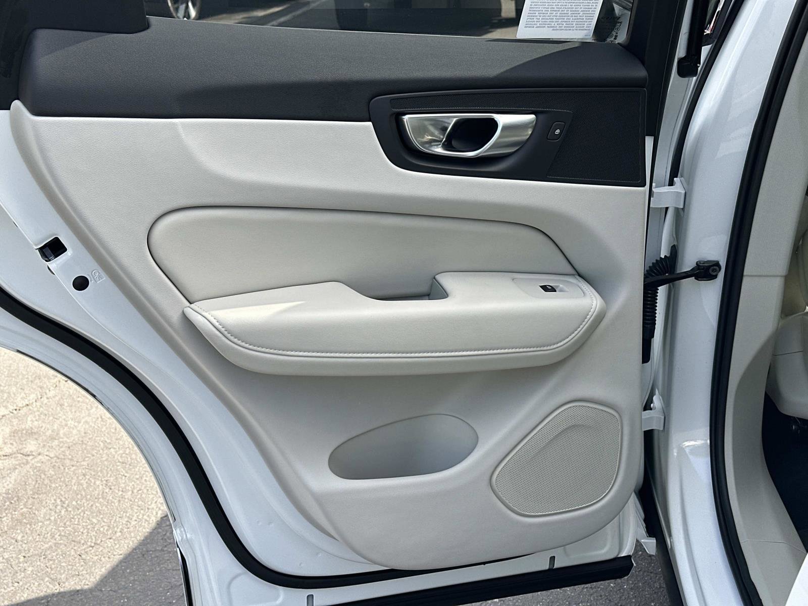 Certified 2025 Volvo XC60 T8 Plus w/ Protection Package Premier image 20