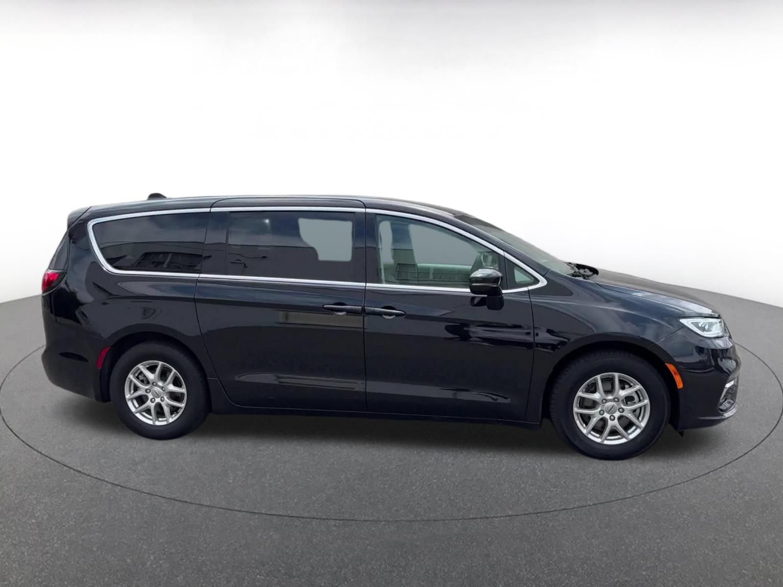 Used 2024 Chrysler Pacifica Touring-L FWD image 16
