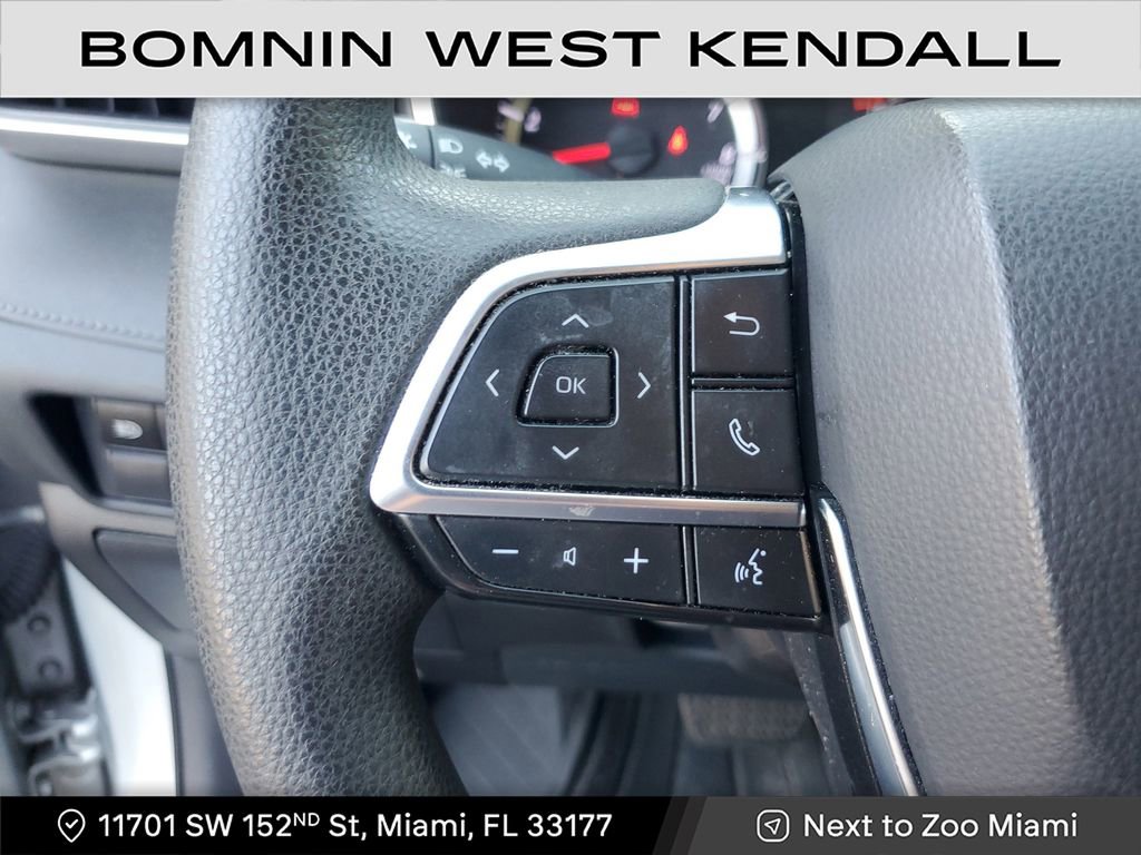 Used 2020 Toyota Highlander L image 28