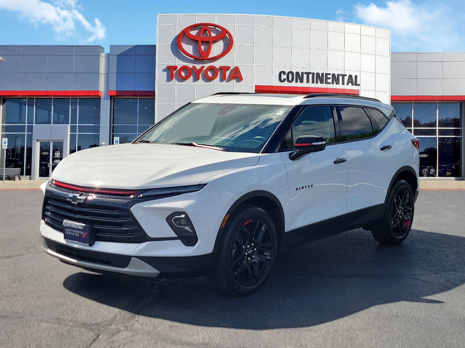 Used 2023 Chevrolet Blazer LT w/ Sound & Technology Package FWD image 3