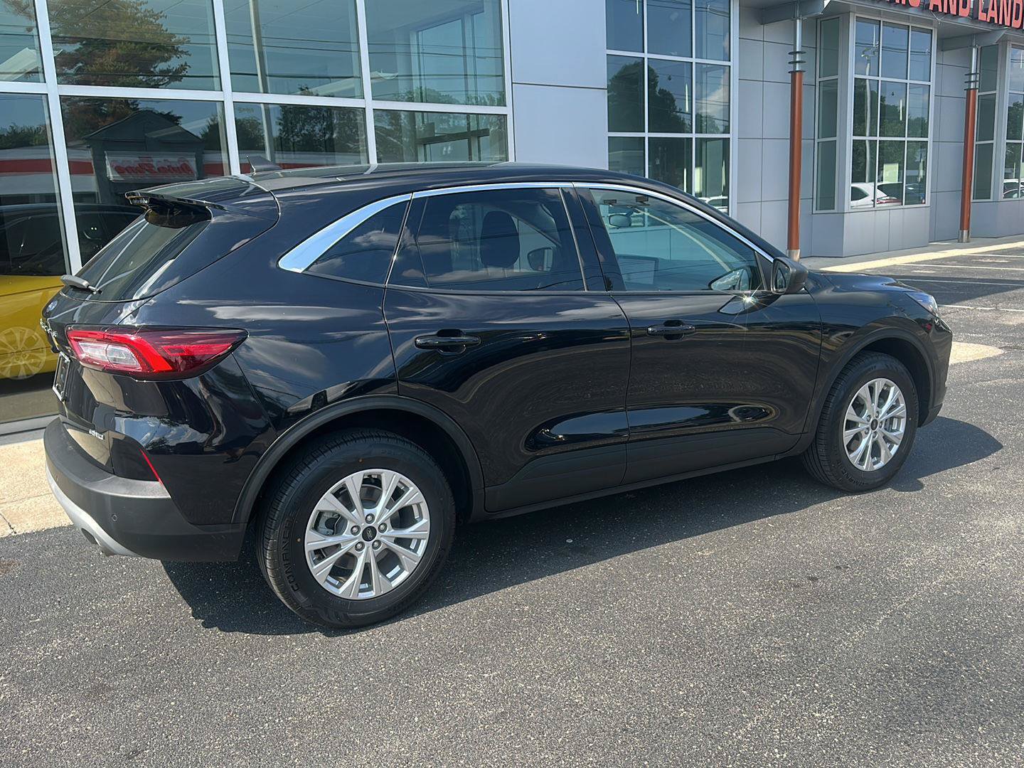 Used 2023 Ford Escape Active w/ Tech Pack #1 AWD/4WD image 3