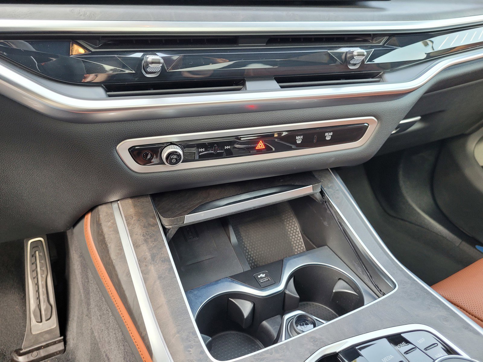 Used 2025 BMW X7 M60i w/ Climate Comfort Package image 20