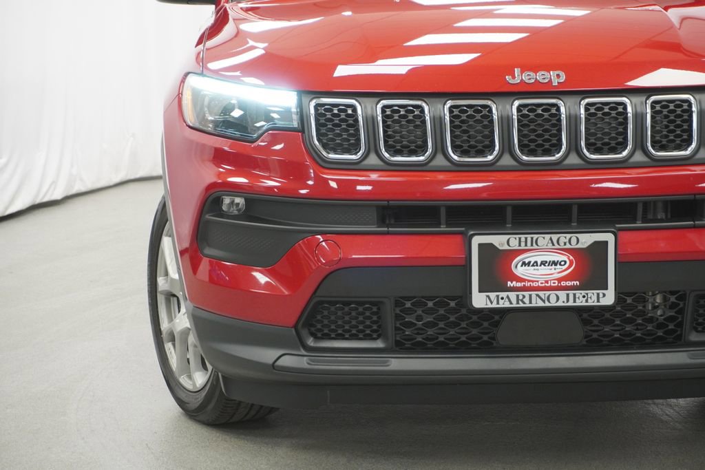 Used 2023 Jeep Compass Latitude w/ Sun and Sound Group AWD/4WD image 7