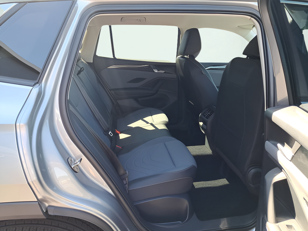 New 2025 Volkswagen Tiguan SE FWD image 16