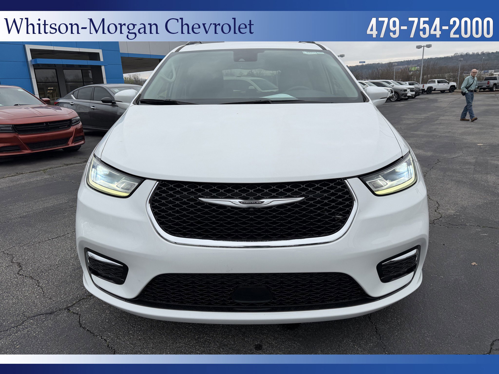 Used 2022 Chrysler Pacifica Touring-L FWD image 2