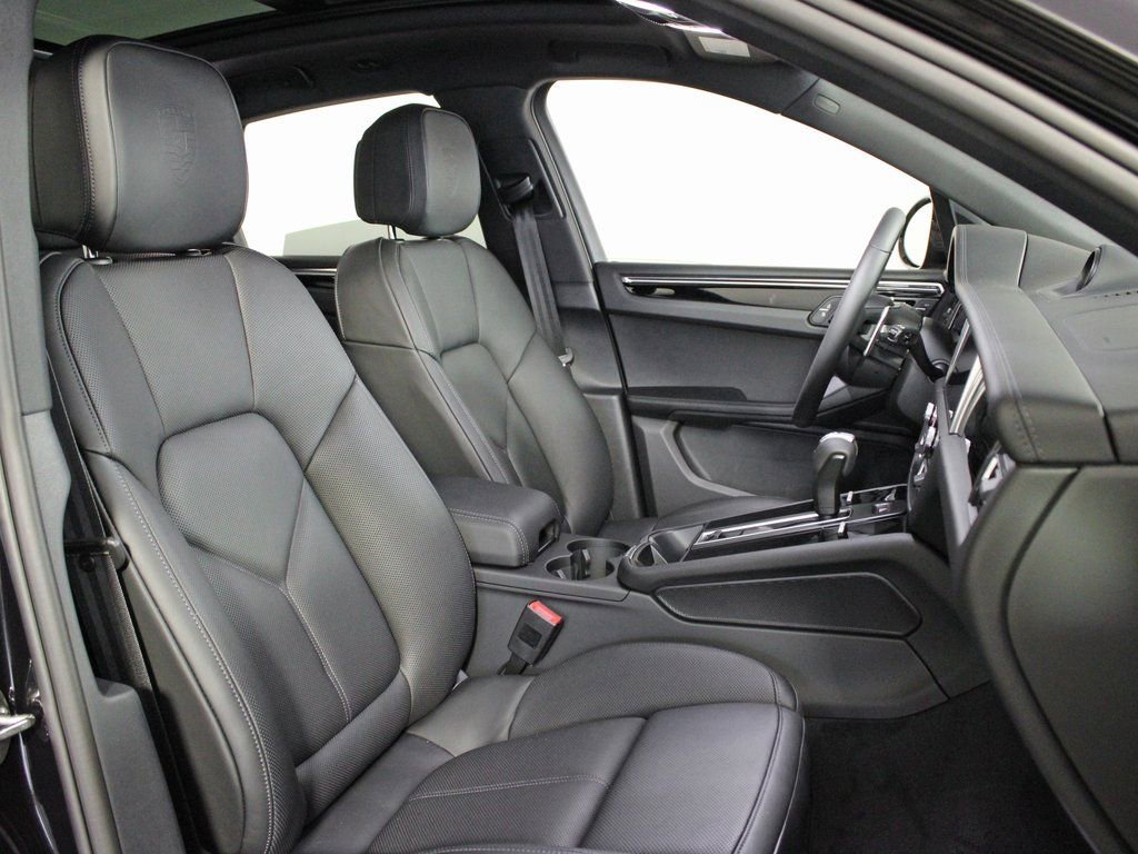 Certified 2025 Porsche Macan image 39
