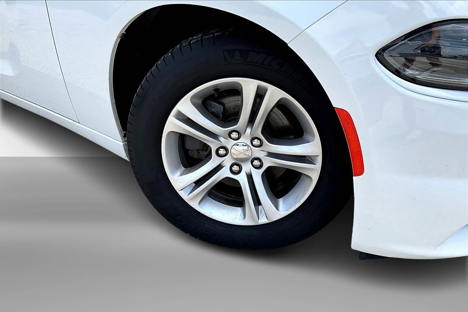 Used 2019 Dodge Charger SXT image 2