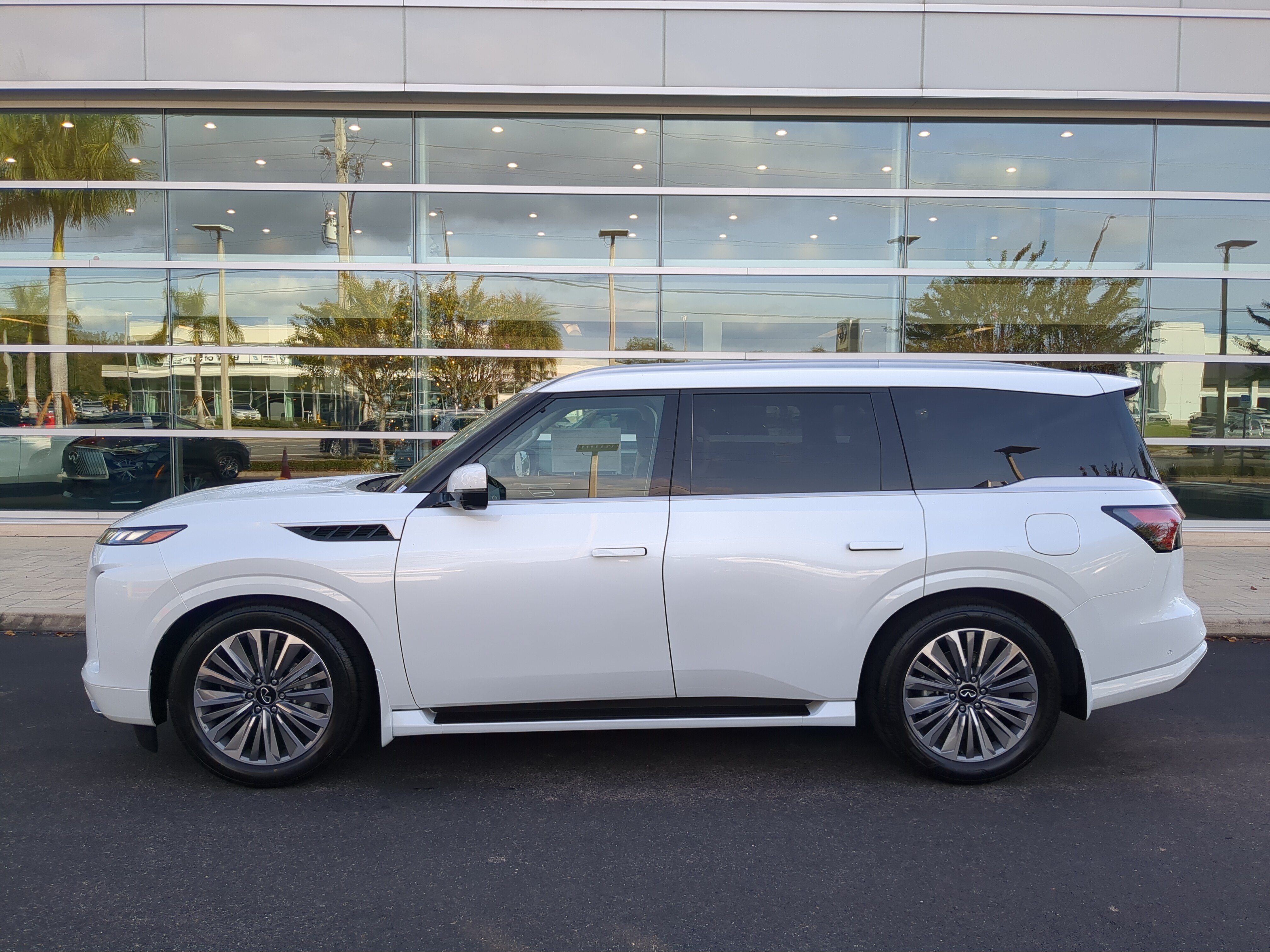 New 2026 INFINITI QX80 Luxe w/ Cargo Package AWD/4WD image 7
