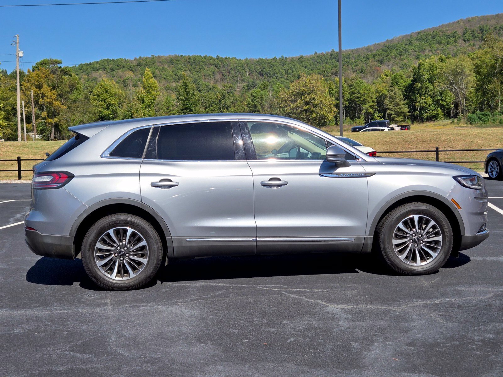 Used 2023 Lincoln Nautilus Reserve w/ Cargo Utility Package AWD/4WD image 6