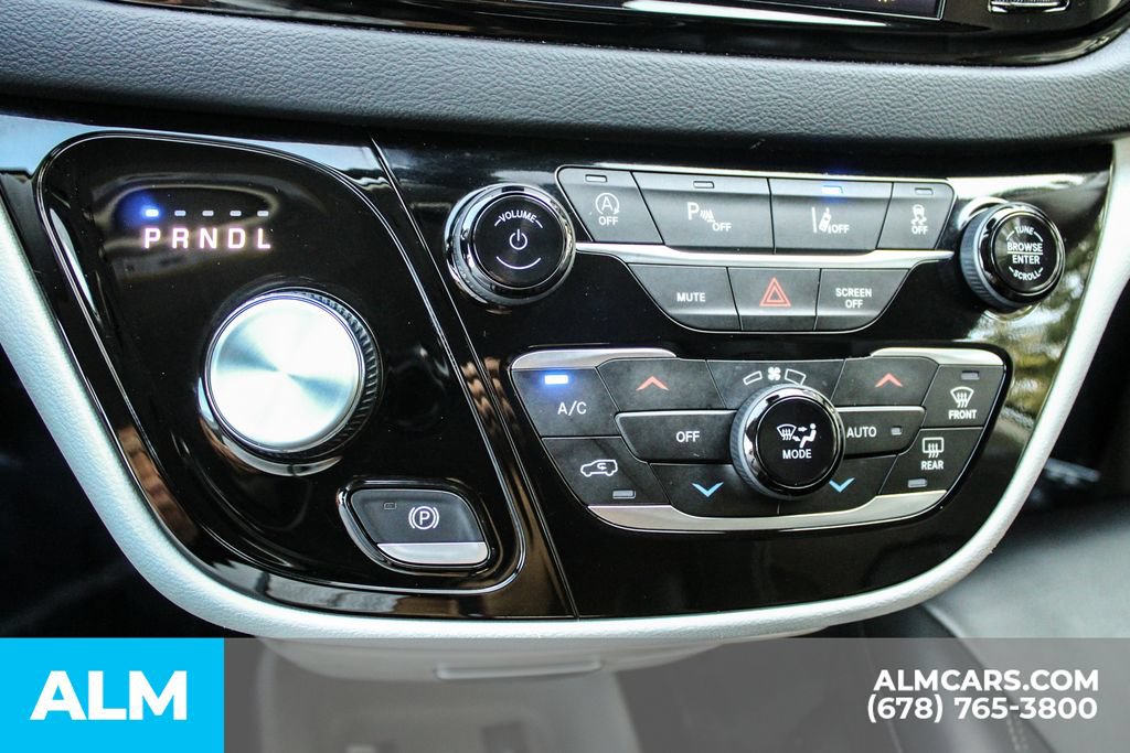 Used 2023 Chrysler Pacifica Touring-L FWD image 35