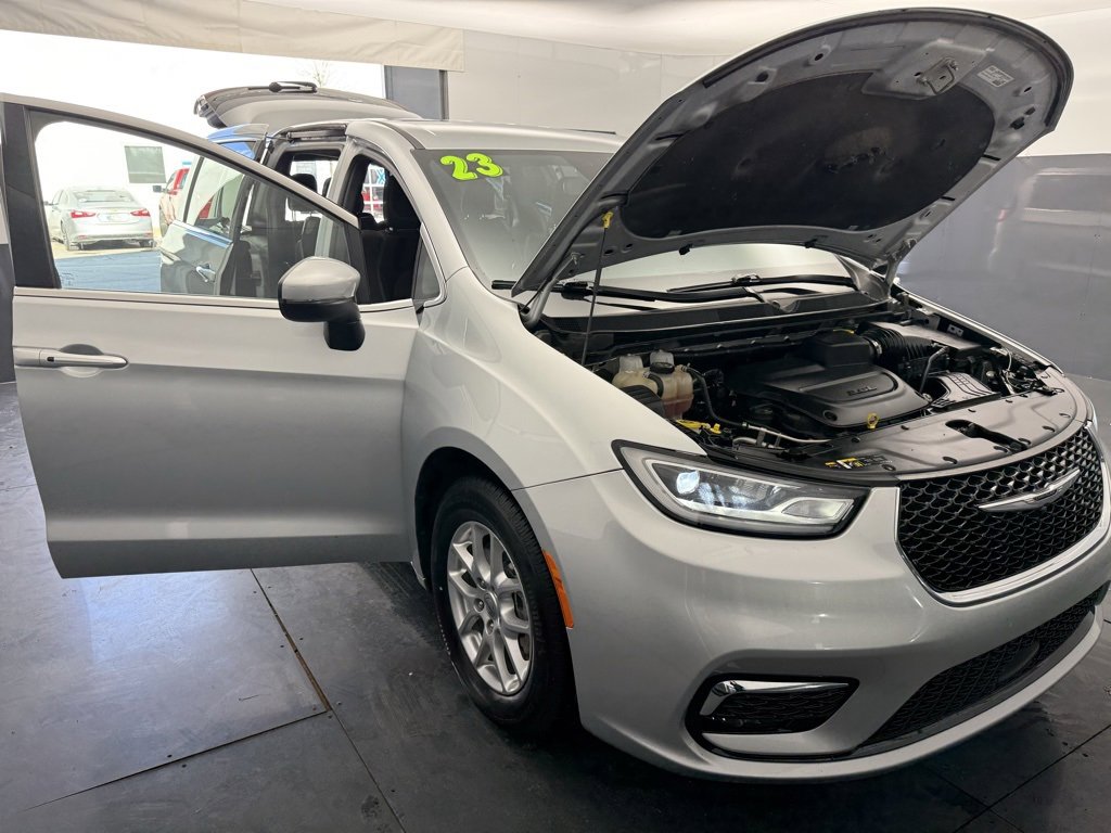 Used 2023 Chrysler Pacifica Touring image 14