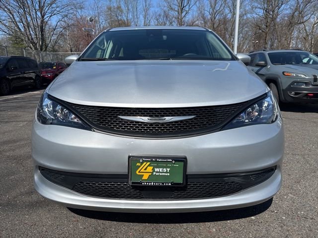 Used 2023 Chrysler Voyager LX image 2