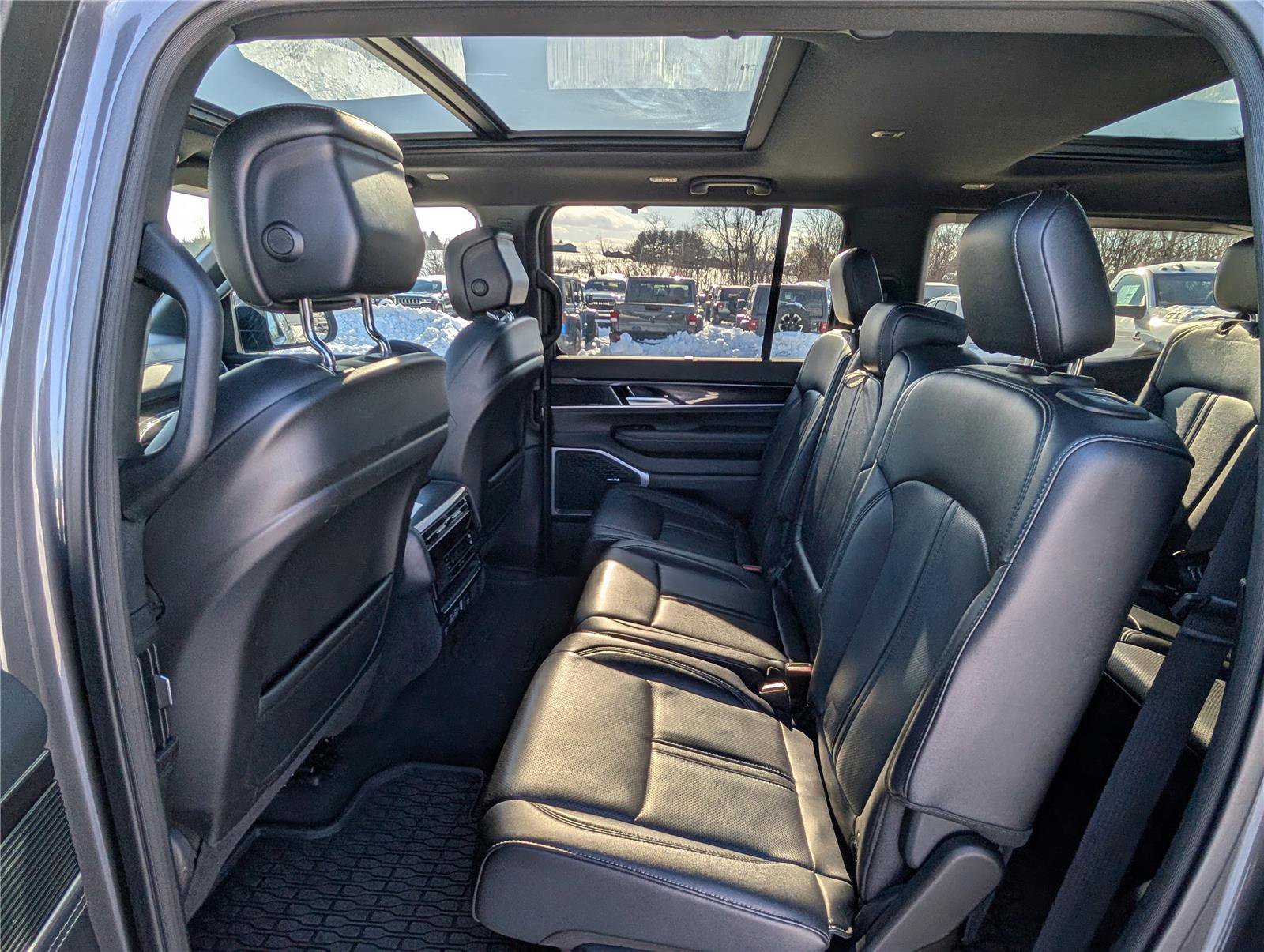 Used 2024 Jeep Wagoneer 4WD w/ Premium Group I image 14