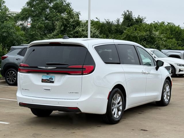 Used 2026 Chrysler Pacifica Limited FWD image 4