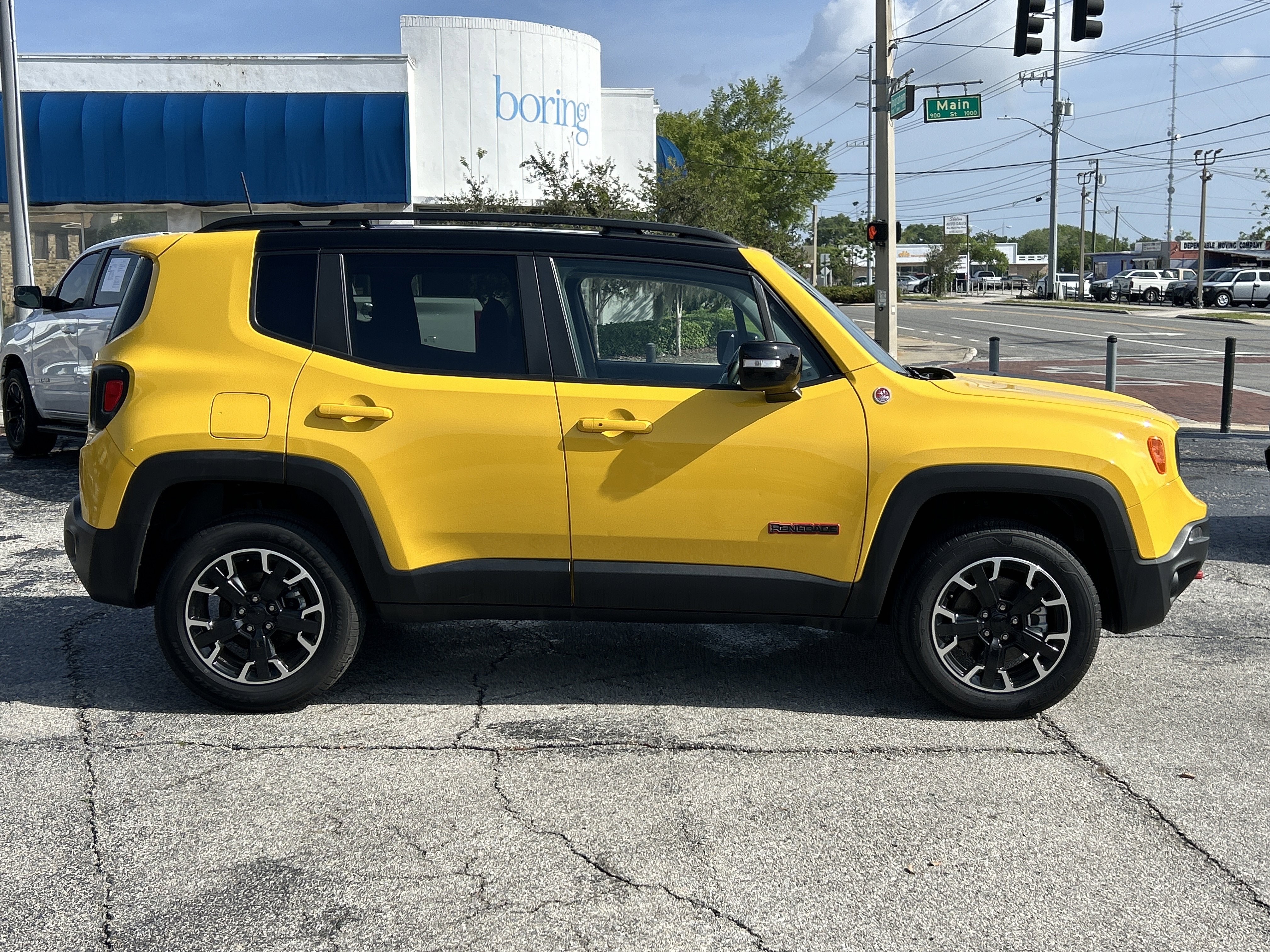 Used 2023 Jeep Renegade Trailhawk AWD/4WD image 2