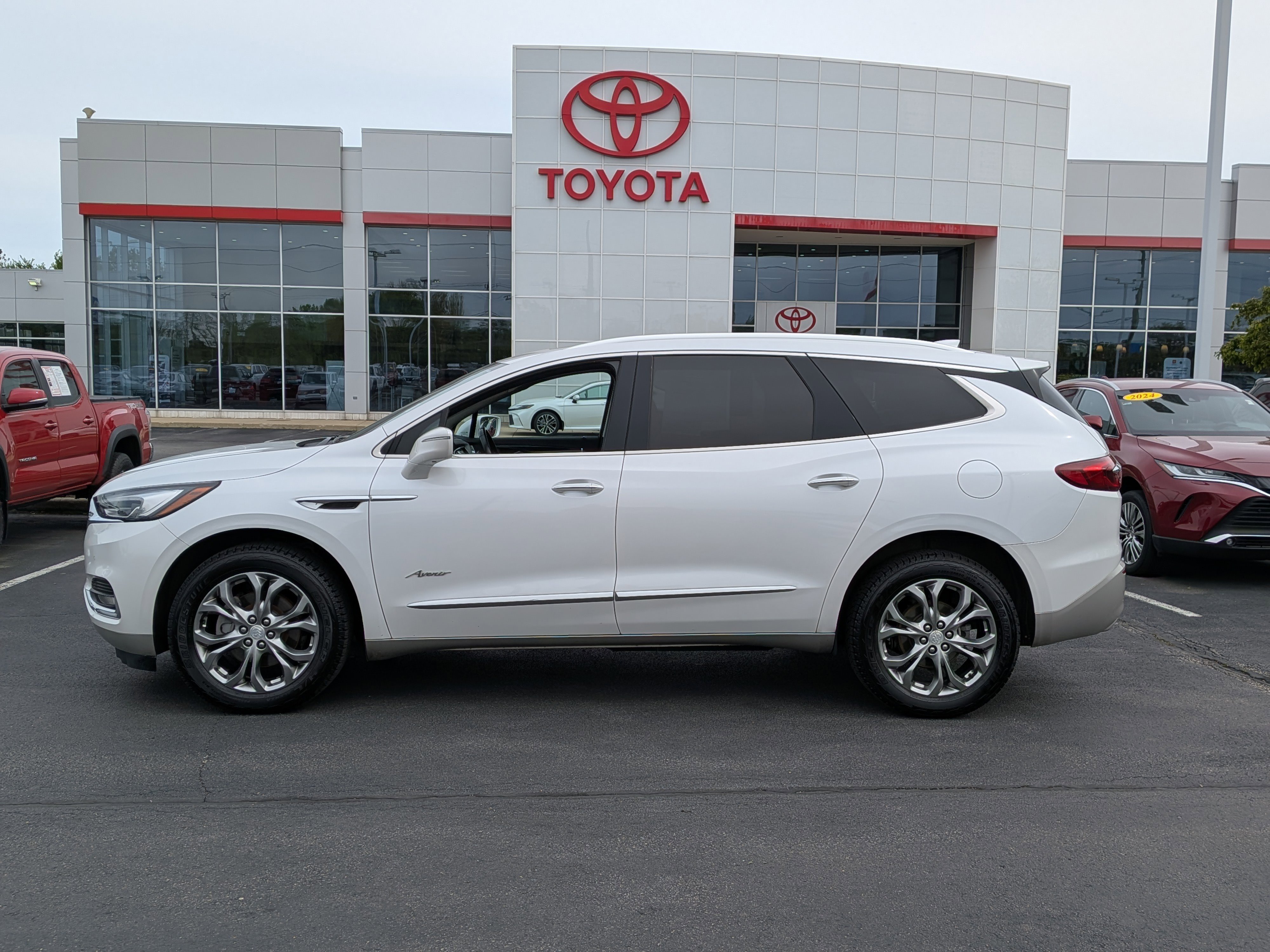 Used 2019 Buick Enclave Avenir w/ Avenir Technology Package AWD/4WD image 4