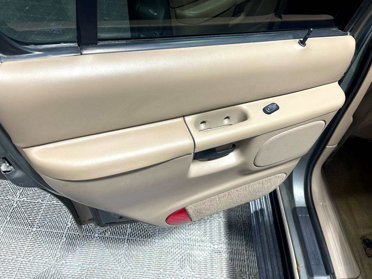 Used 2000 Ford Explorer Eddie Bauer image 22